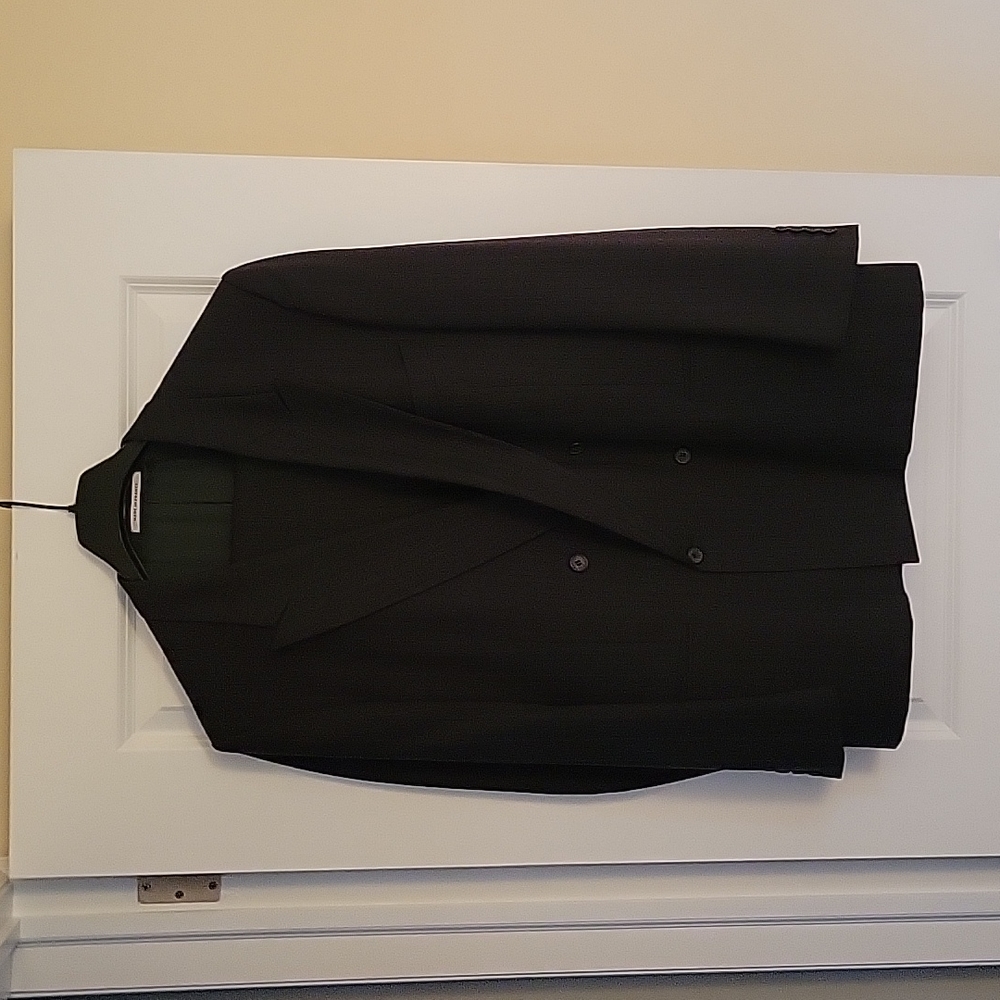 Great Cond. YvesSaintLaurent Men's Black w/subtle strip Suit - large